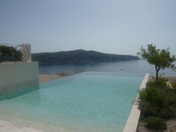 Villa for rent in Cap Ferrat - Villefranche with 3 bedrooms, in 210 sqm of living area.