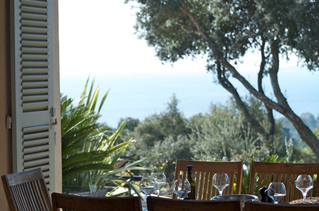 dining table and sea view - Domaine de la Vallée Gigaro